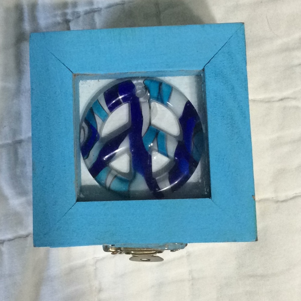 Trinket box 3x3x2 in blue and white. H261